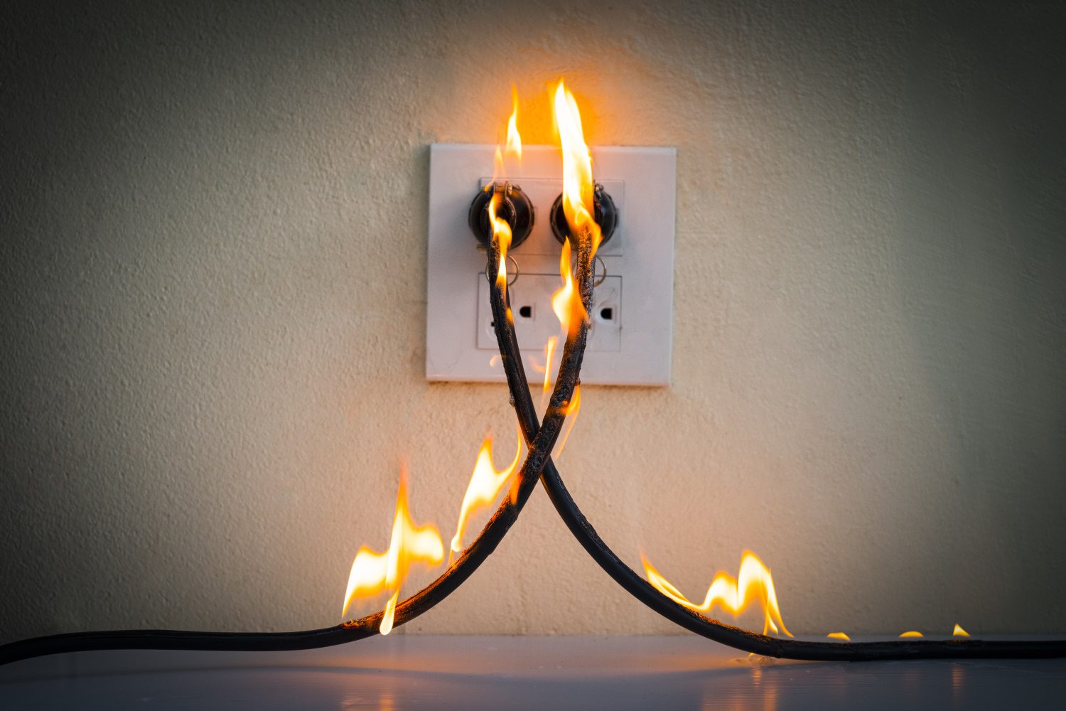 On fire electric wire plug Receptacle wall partition,Electric short circuit failure resulting in electricity wire burnt